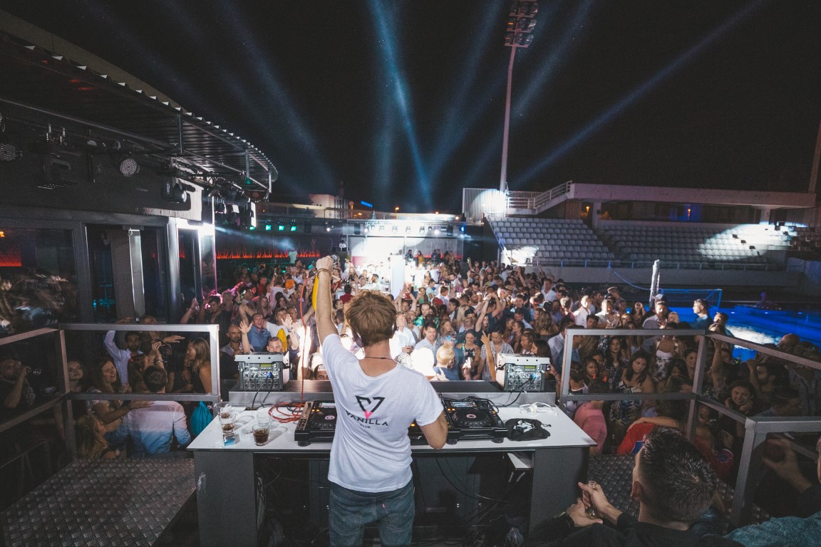 DJ Al performing live