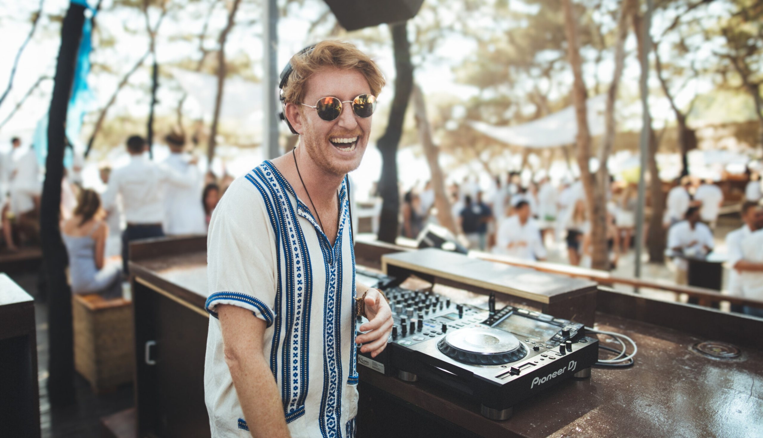DJ Al performing live